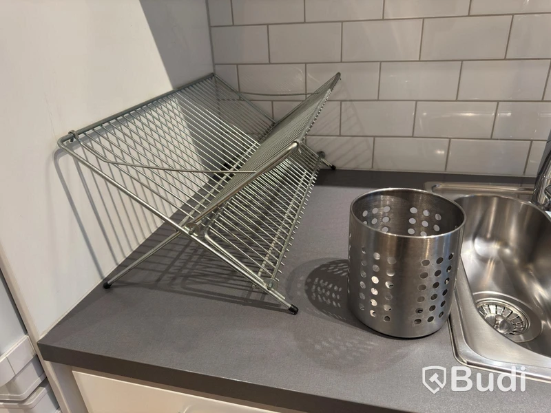 Inventarier till fullt möblerad enrummare - se alla bilder för komplett innehåll