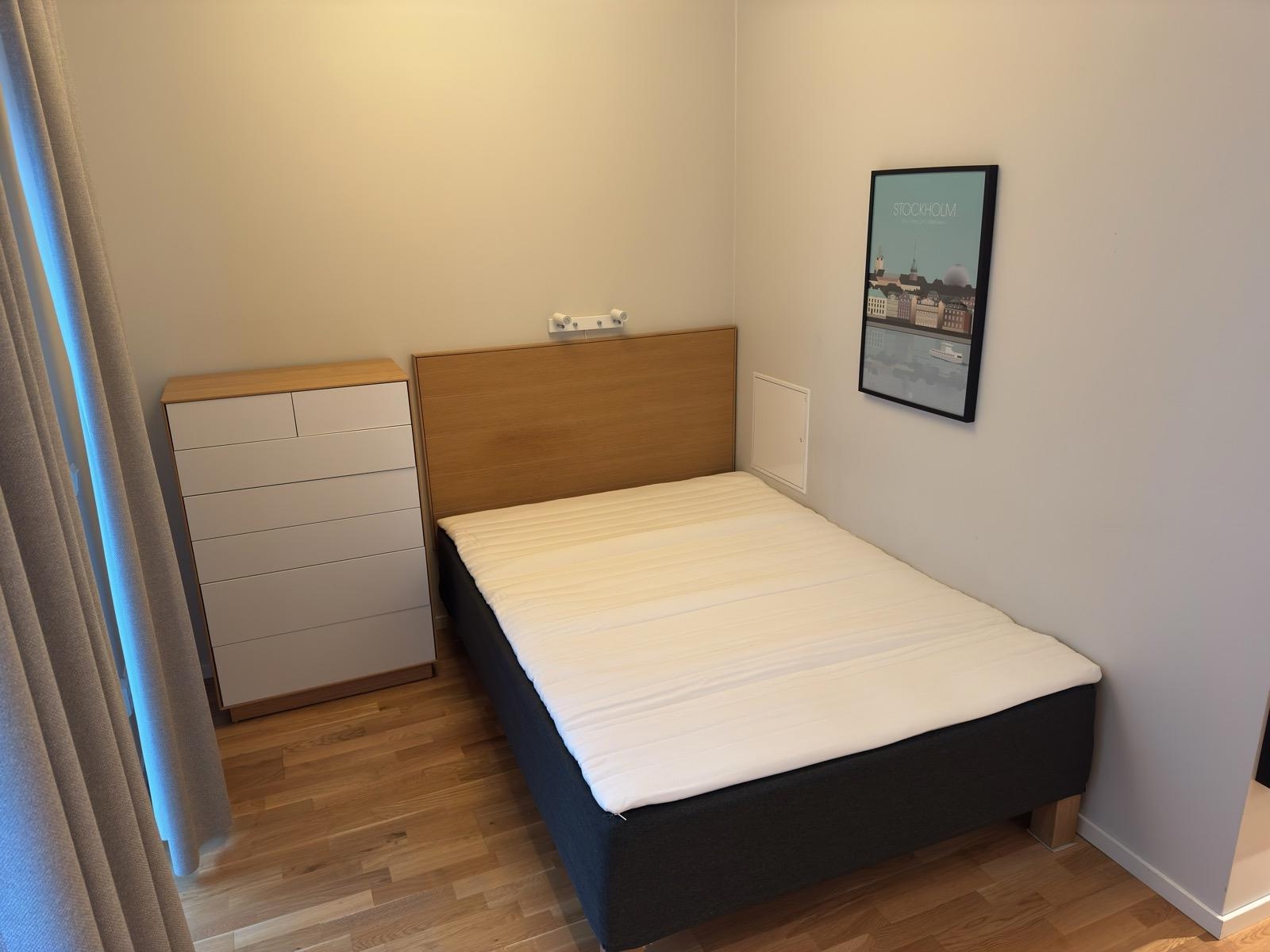 Inventarier till fullt möblerad enrummare - se alla bilder för komplett innehåll