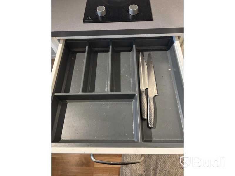 Inventarier till fullt möblerad enrummare - se alla bilder för komplett innehåll
