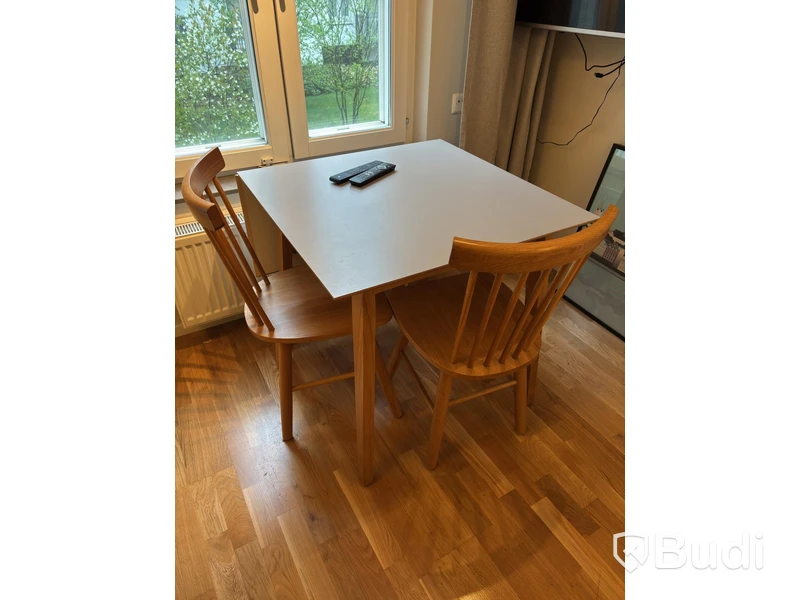 Inventarier till fullt möblerad enrummare - se alla bilder för komplett innehåll