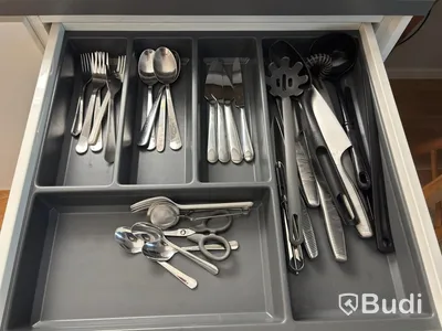 Inventarier till fullt möblerad enrummare - se alla bilder för komplett innehåll
