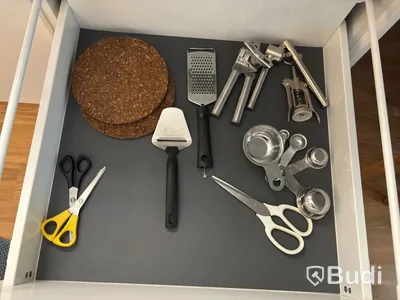 Inventarier till fullt möblerad enrummare - se alla bilder för komplett innehåll