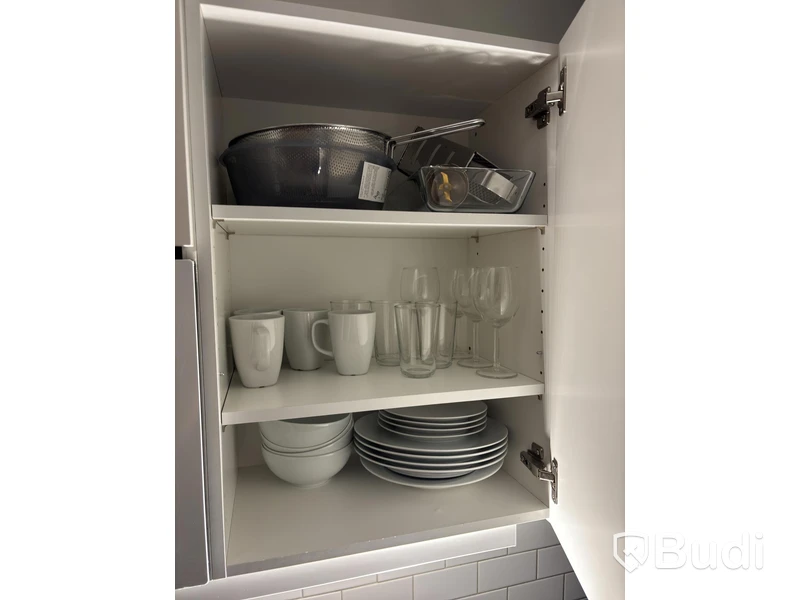 Inventarier till fullt möblerad enrummare - se alla bilder för komplett innehåll