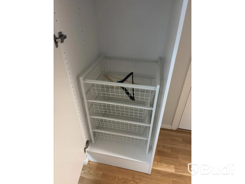 Inventarier till fullt möblerad enrummare - se alla bilder för komplett innehåll