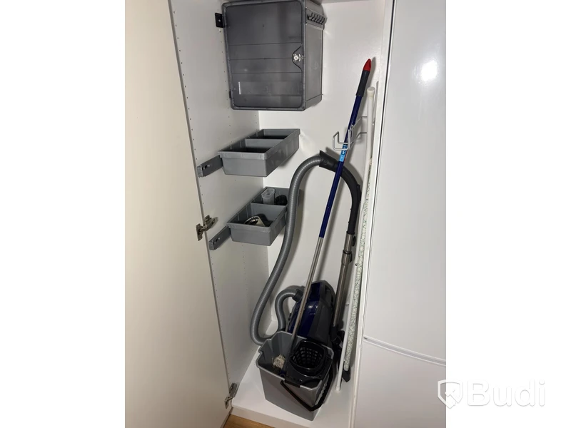 Inventarier till fullt möblerad enrummare - se alla bilder för komplett innehåll