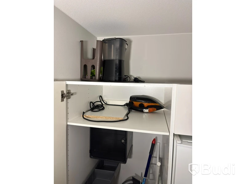 Inventarier till fullt möblerad enrummare - se alla bilder för komplett innehåll