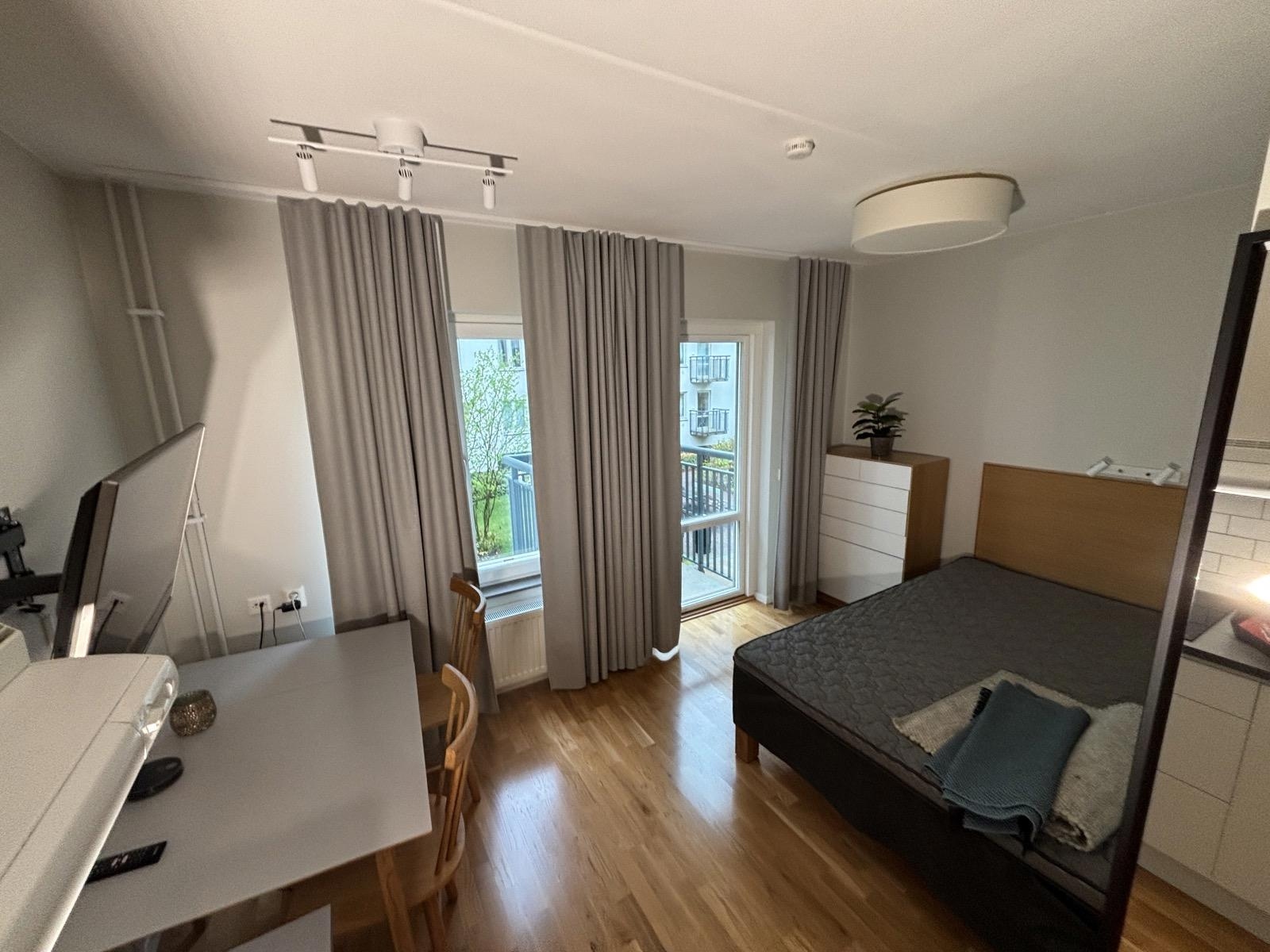 Inventarier till fullt möblerad enrummare - se alla bilder för komplett innehåll