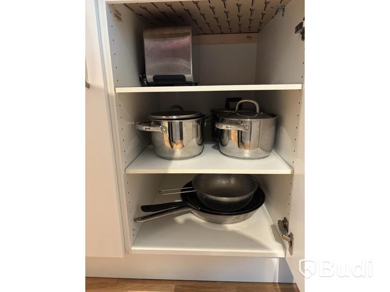Inventarier till fullt möblerad enrummare - se alla bilder för komplett innehåll