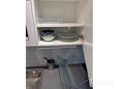 Inventarier till fullt möblerad enrummare - se alla bilder för komplett innehåll