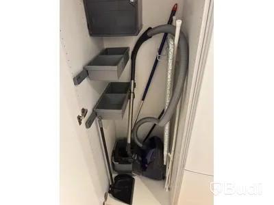 Inventarier till fullt möblerad enrummare - se alla bilder för komplett innehåll