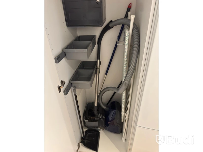 Inventarier till fullt möblerad enrummare - se alla bilder för komplett innehåll
