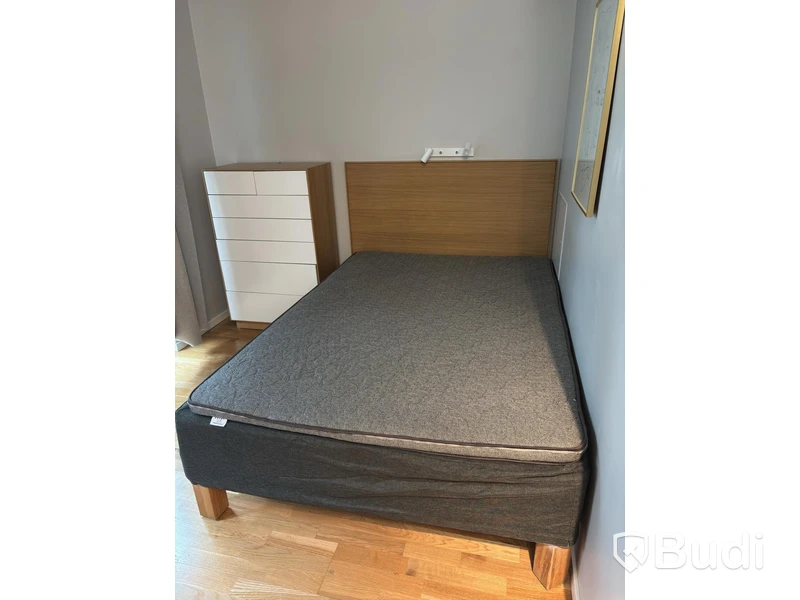 Inventarier till fullt möblerad enrummare - se alla bilder för komplett innehåll