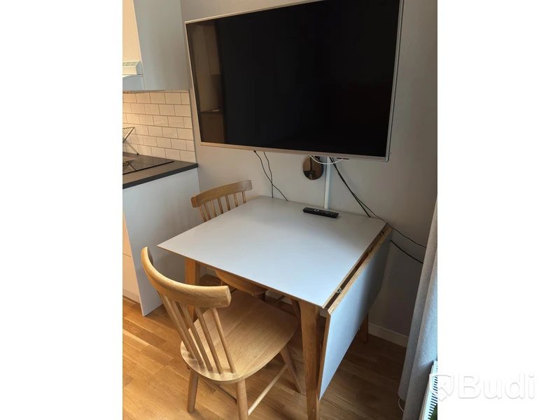 Inventarier till fullt möblerad enrummare - se alla bilder för komplett innehåll