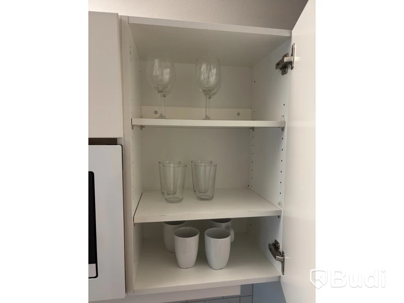 Inventarier till fullt möblerad enrummare - se alla bilder för komplett innehåll