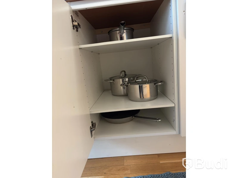 Inventarier till fullt möblerad enrummare - se alla bilder för komplett innehåll