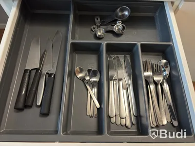 Inventarier till fullt möblerad enrummare - se alla bilder för komplett innehåll