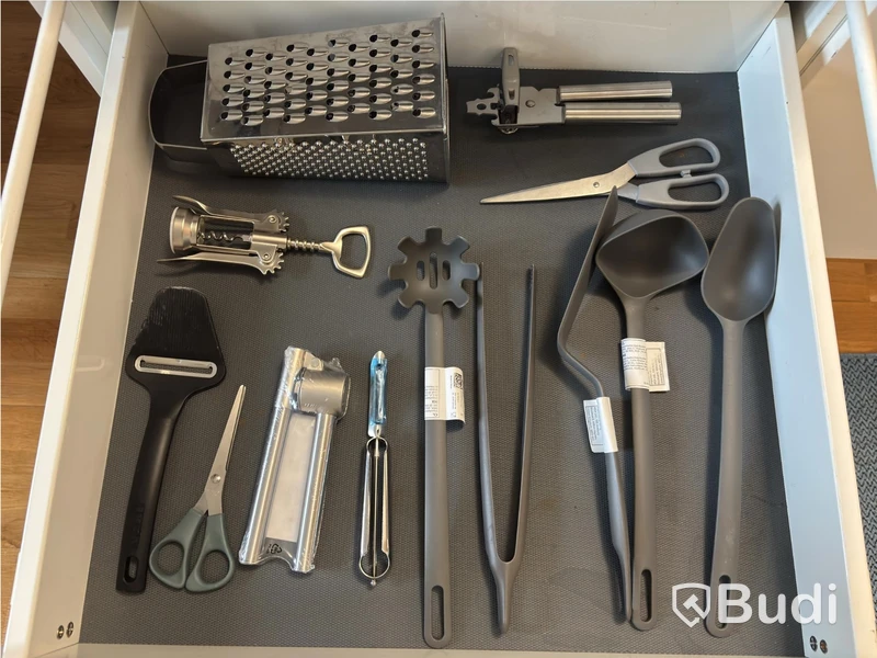 Inventarier till fullt möblerad enrummare - se alla bilder för komplett innehåll
