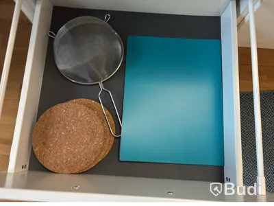 Inventarier till fullt möblerad enrummare - se alla bilder för komplett innehåll