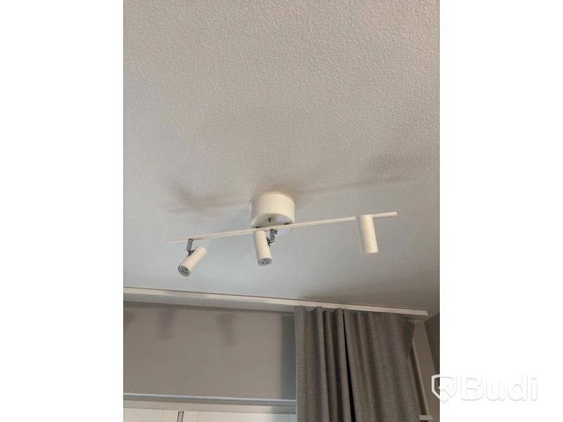 Inventarier till fullt möblerad enrummare - se alla bilder för komplett innehåll