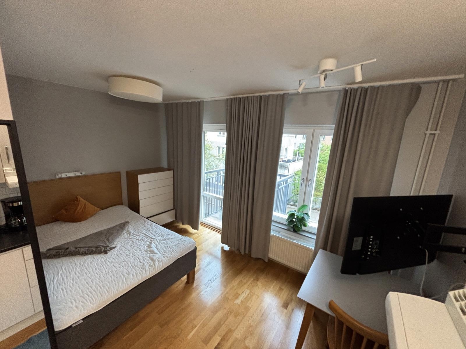Inventarier till fullt möblerad enrummare - se alla bilder för komplett innehåll