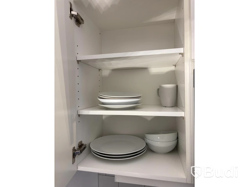 Inventarier till fullt möblerad enrummare - se alla bilder för komplett innehåll