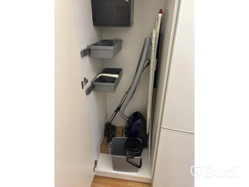 Inventarier till fullt möblerad enrummare - se alla bilder för komplett innehåll