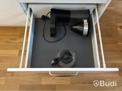 Inventarier till fullt möblerad enrummare - se alla bilder för komplett innehåll