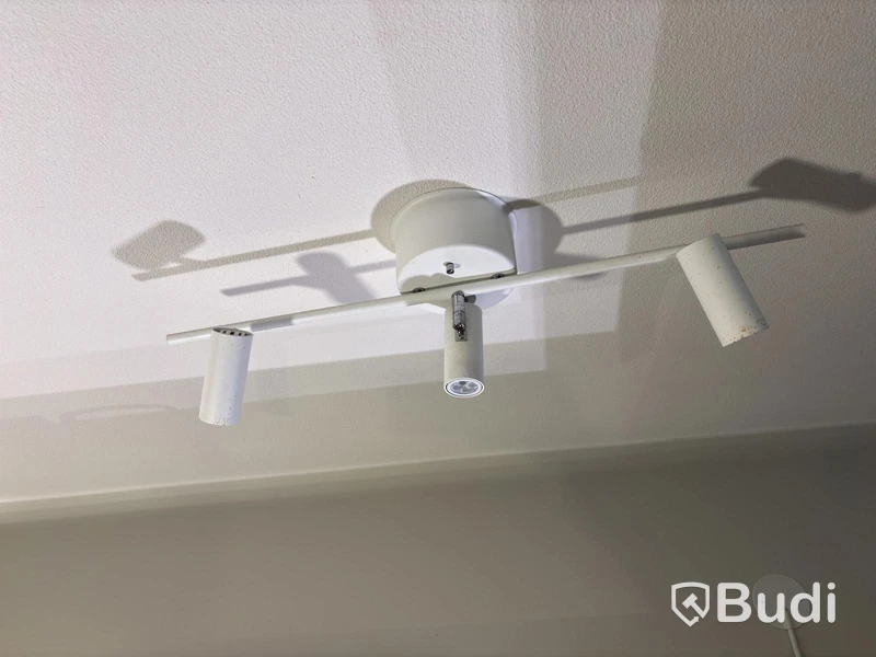 Inventarier till fullt möblerad enrummare - se alla bilder för komplett innehåll