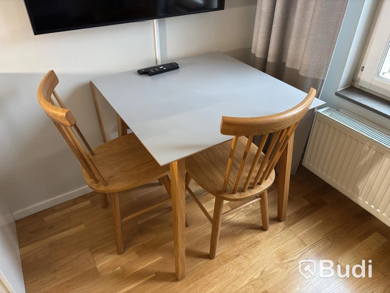 Inventarier till fullt möblerad enrummare - se alla bilder för komplett innehåll