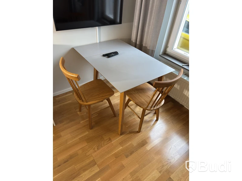 Inventarier till fullt möblerad enrummare - se alla bilder för komplett innehåll