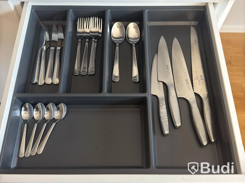 Inventarier till fullt möblerad enrummare - se alla bilder för komplett innehåll