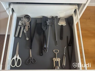 Inventarier till fullt möblerad enrummare - se alla bilder för komplett innehåll