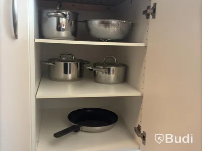 Inventarier till fullt möblerad enrummare - se alla bilder för komplett innehåll