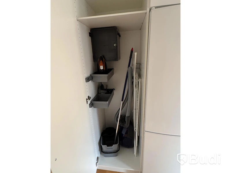 Inventarier till fullt möblerad enrummare - se alla bilder för komplett innehåll