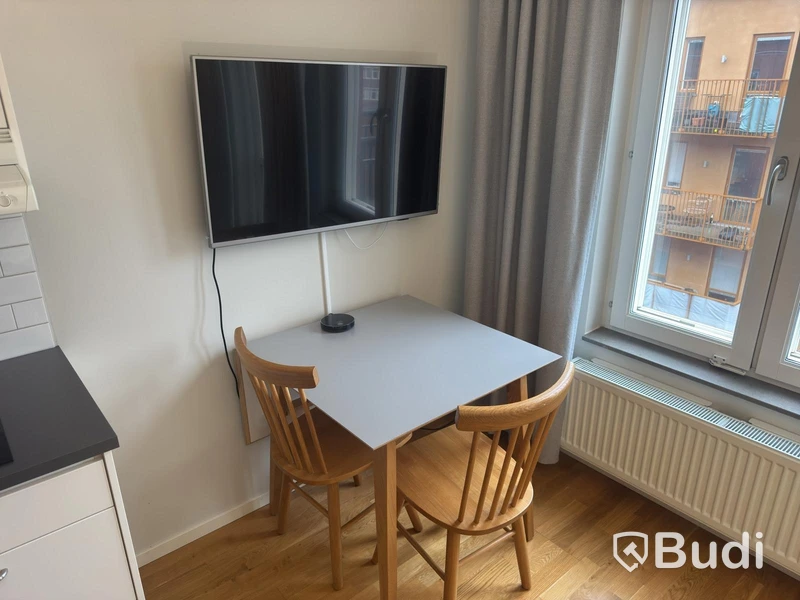 Inventarier till fullt möblerad enrummare - se alla bilder för komplett innehåll