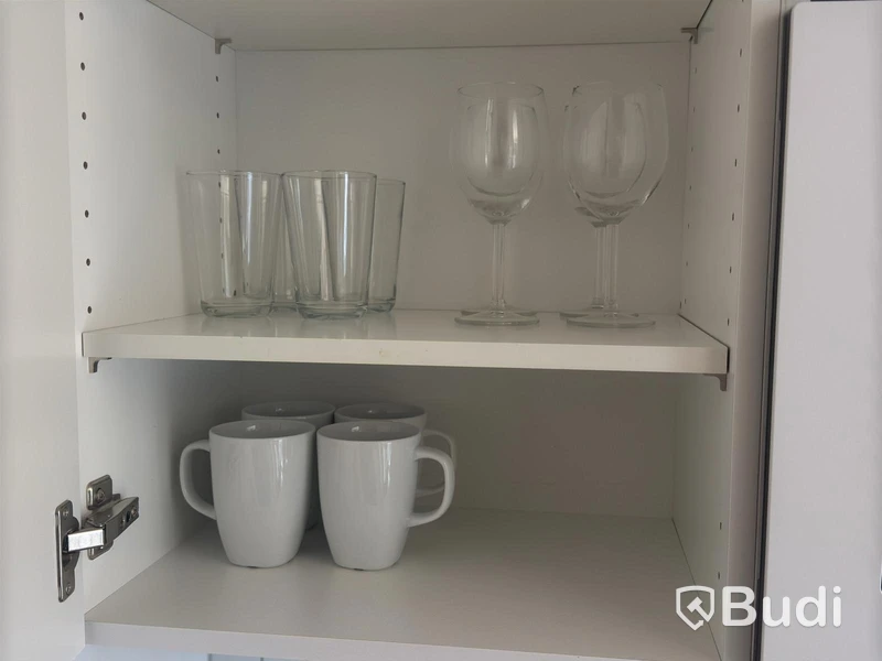 Inventarier till fullt möblerad enrummare - se alla bilder för komplett innehåll