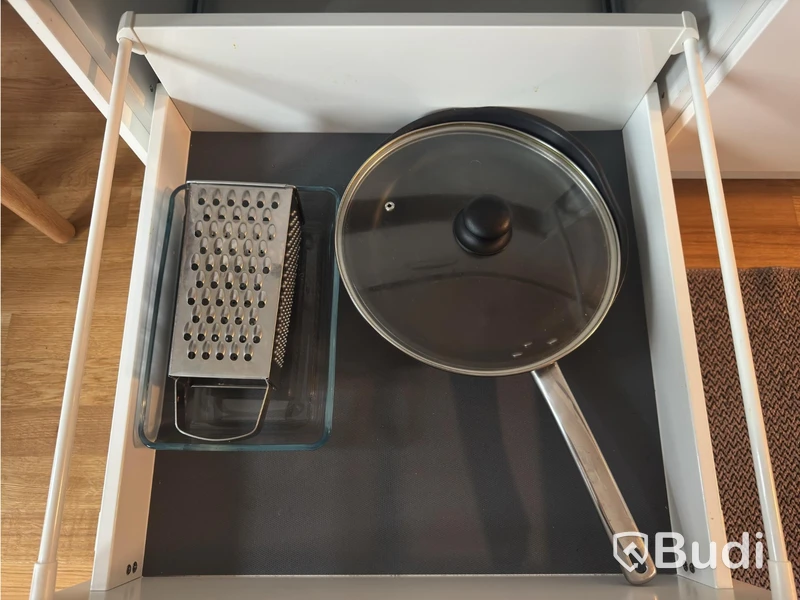 Inventarier till fullt möblerad enrummare - se alla bilder för komplett innehåll