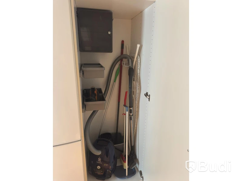 Inventarier till fullt möblerad enrummare - se alla bilder för komplett innehåll