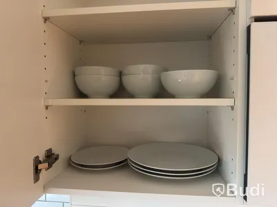 Inventarier till fullt möblerad enrummare - se alla bilder för komplett innehåll