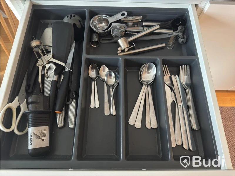 Inventarier till fullt möblerad enrummare - se alla bilder för komplett innehåll