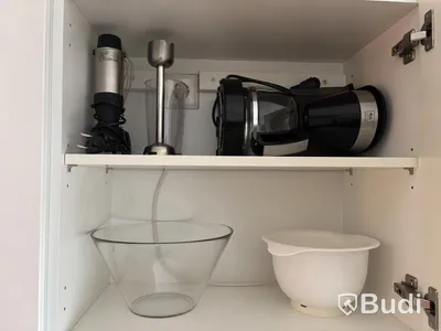 Inventarier till fullt möblerad enrummare - se alla bilder för komplett innehåll