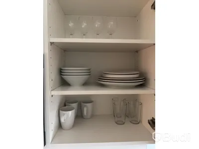 Inventarier till fullt möblerad enrummare - se alla bilder för komplett innehåll