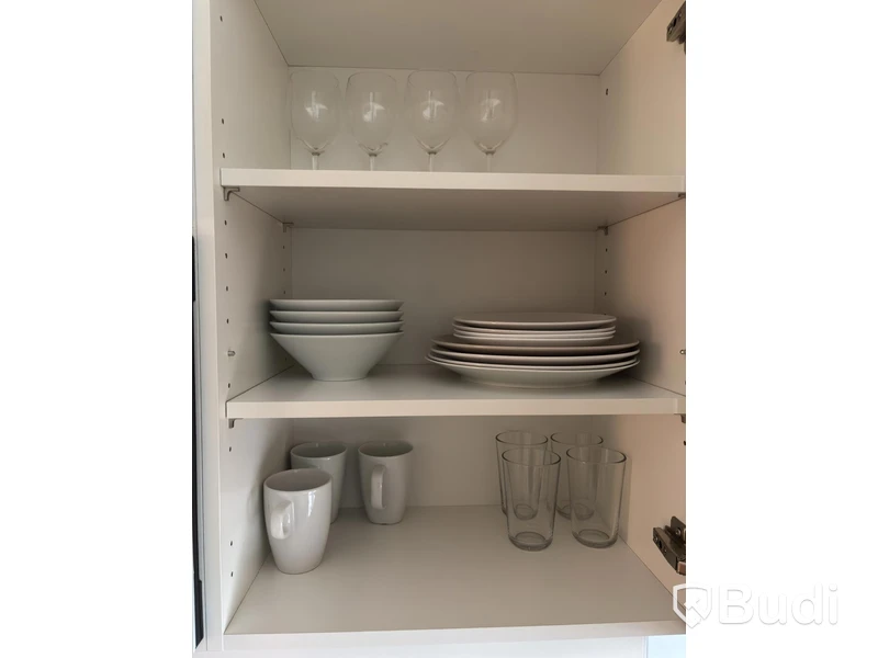 Inventarier till fullt möblerad enrummare - se alla bilder för komplett innehåll