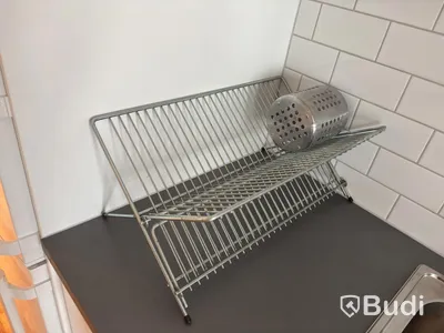 Inventarier till fullt möblerad enrummare - se alla bilder för komplett innehåll