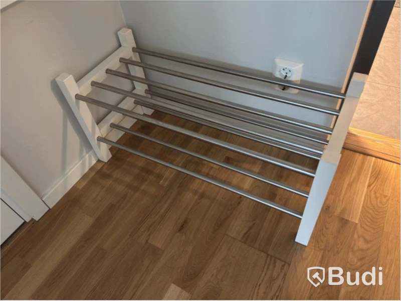 Inventarier till fullt möblerad enrummare - se alla bilder för komplett innehåll