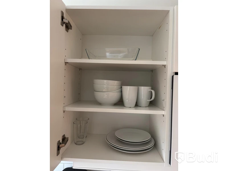 Inventarier till fullt möblerad enrummare - se alla bilder för komplett innehåll