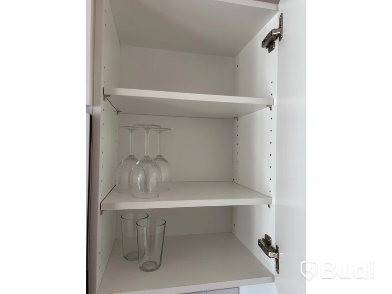 Inventarier till fullt möblerad enrummare - se alla bilder för komplett innehåll