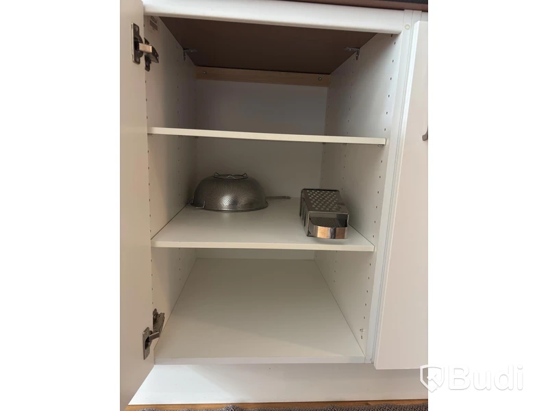 Inventarier till fullt möblerad enrummare - se alla bilder för komplett innehåll
