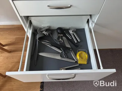 Inventarier till fullt möblerad enrummare - se alla bilder för komplett innehåll