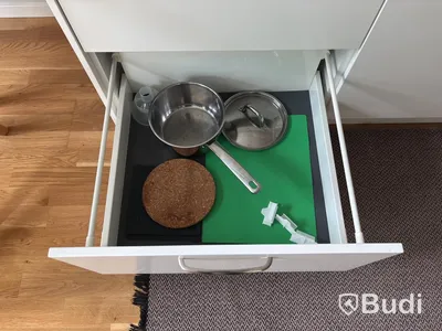 Inventarier till fullt möblerad enrummare - se alla bilder för komplett innehåll